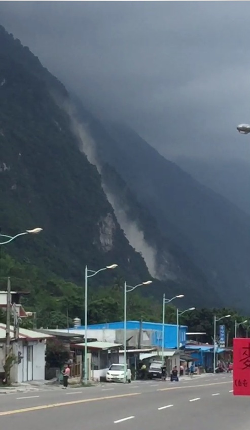 18日下午13:01規模6.1地震,傳花蓮崇德山區岩壁崩落。 圖:翻攝網路 18日下午13:01規模6.1地震,傳花蓮崇德山區岩壁崩落。 圖:翻攝網路