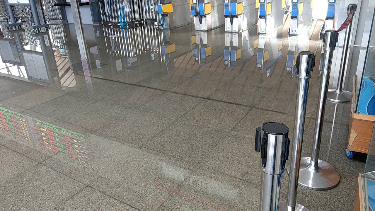 花蓮站大廳因地震致水管斷裂而發生漏水,目前已初步搶修停止漏水。 圖:台鐵/提供 花蓮站大廳因地震致水管斷裂而發生漏水,目前已初步搶修停止漏水。 圖:台鐵/提供