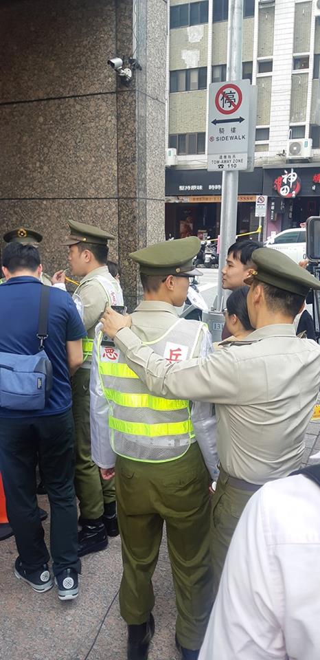 憲兵前來幫忙。 圖:翻攝自麵包師傅的蔥油餅 憲兵前來幫忙。 圖:翻攝自麵包師傅的蔥油餅