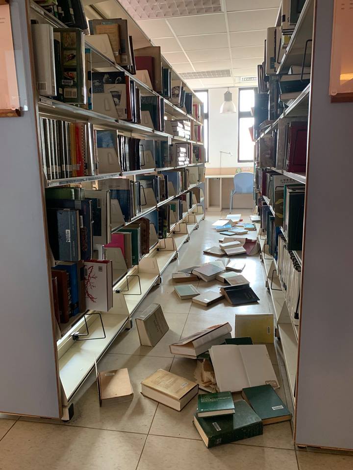 圖書館5-7樓部分書架書籍掉落。 圖:翻攝自國立臺灣師範大學圖書館公館分館Gongguan Ntnulib 圖書館5-7樓部分書架書籍掉落。 圖:翻攝自國立臺灣師範大學圖書館公館分館Gongguan Ntnulib