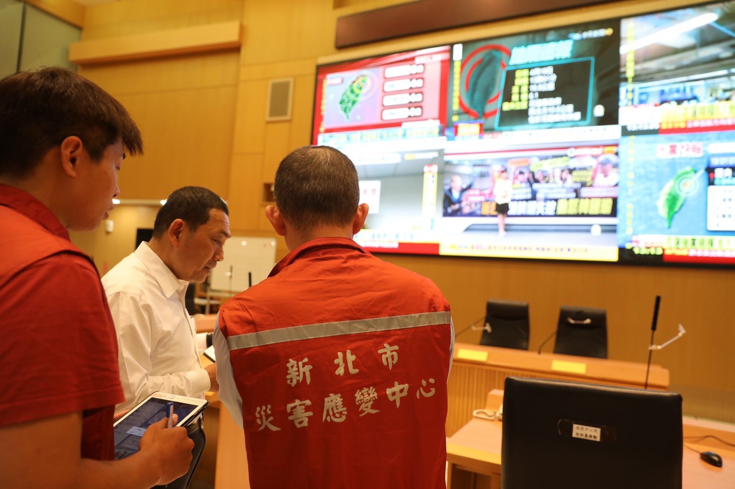 新北市長侯友宜地震發生後,立即進駐災變中心了解有無災情。 圖:新北市政府提供 新北市長侯友宜地震發生後,立即進駐災變中心了解有無災情。 圖:新北市政府提供