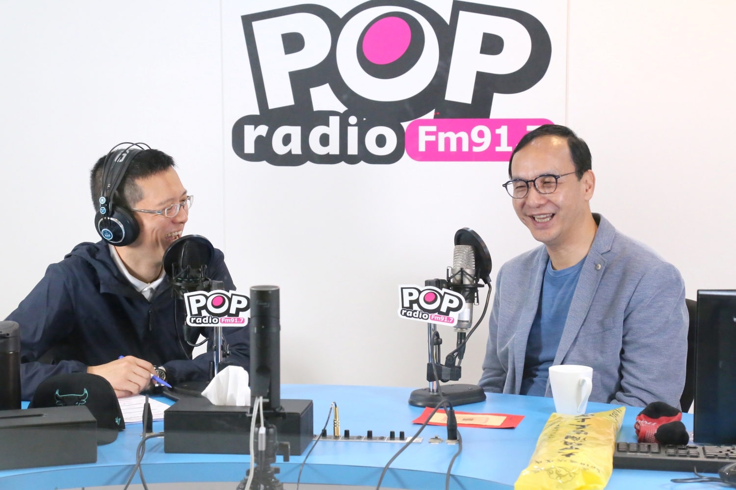 前新北市長朱立倫中午接受「POP搶先爆」廣播專訪。 圖:POP搶先爆提供 前新北市長朱立倫中午接受「POP搶先爆」廣播專訪。 圖:POP搶先爆提供