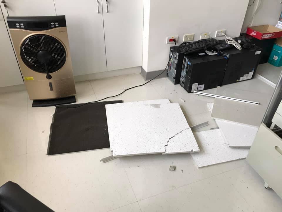 衛福部人員劉越萍臉書分享,花蓮地區18日下午地牛翻身,位於南港的衛生福利部大樓有多處天花板大片掉落,現場一片狼藉。 圖:翻攝自 劉越萍 臉書 衛福部人員劉越萍臉書分享,花蓮地區18日下午地牛翻身,位於南港的衛生福利部大樓有多處天花板大片掉落,現場一片狼藉。 圖:翻攝自 劉越萍 臉書