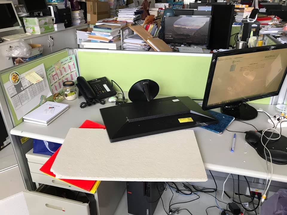 衛福部人員劉越萍臉書分享,花蓮地區18日下午地牛翻身,位於南港的衛生福利部大樓有多處天花板大片掉落,現場一片狼藉。 圖:翻攝自 劉越萍 臉書 衛福部人員劉越萍臉書分享,花蓮地區18日下午地牛翻身,位於南港的衛生福利部大樓有多處天花板大片掉落,現場一片狼藉。 圖:翻攝自 劉越萍 臉書