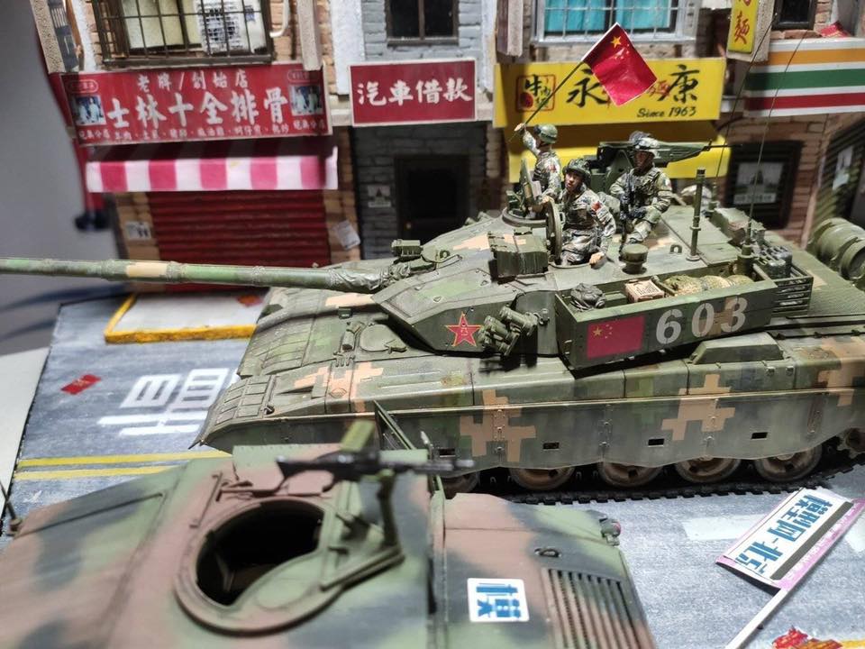 桃園市議員王浩宇19日在臉書PO出數張模型照,引發熱議震撼。畫面上,解放軍的坦克開上街頭,背景是台灣的「7-11」、「永康牛肉麵」,甚至還有路標指向往台北和基隆。王浩宇以「畫面大概會是這樣」為題,問「一定要解放軍真的打過來了,大家才會珍惜我們的國家嗎?」 圖:翻攝王浩宇臉書 桃園市議員王浩宇19日在臉書PO出數張模型照,引發熱議震撼。畫面上,解放軍的坦克開上街頭,背景是台灣的「7-11」、「永康牛肉麵」,甚至還有路標指向往台北和基隆。王浩宇以「畫面大概會是這樣」為題,問「一定要解放軍真的打過來了,大家才會珍惜我們的國家嗎?」 圖:翻攝王浩宇臉書