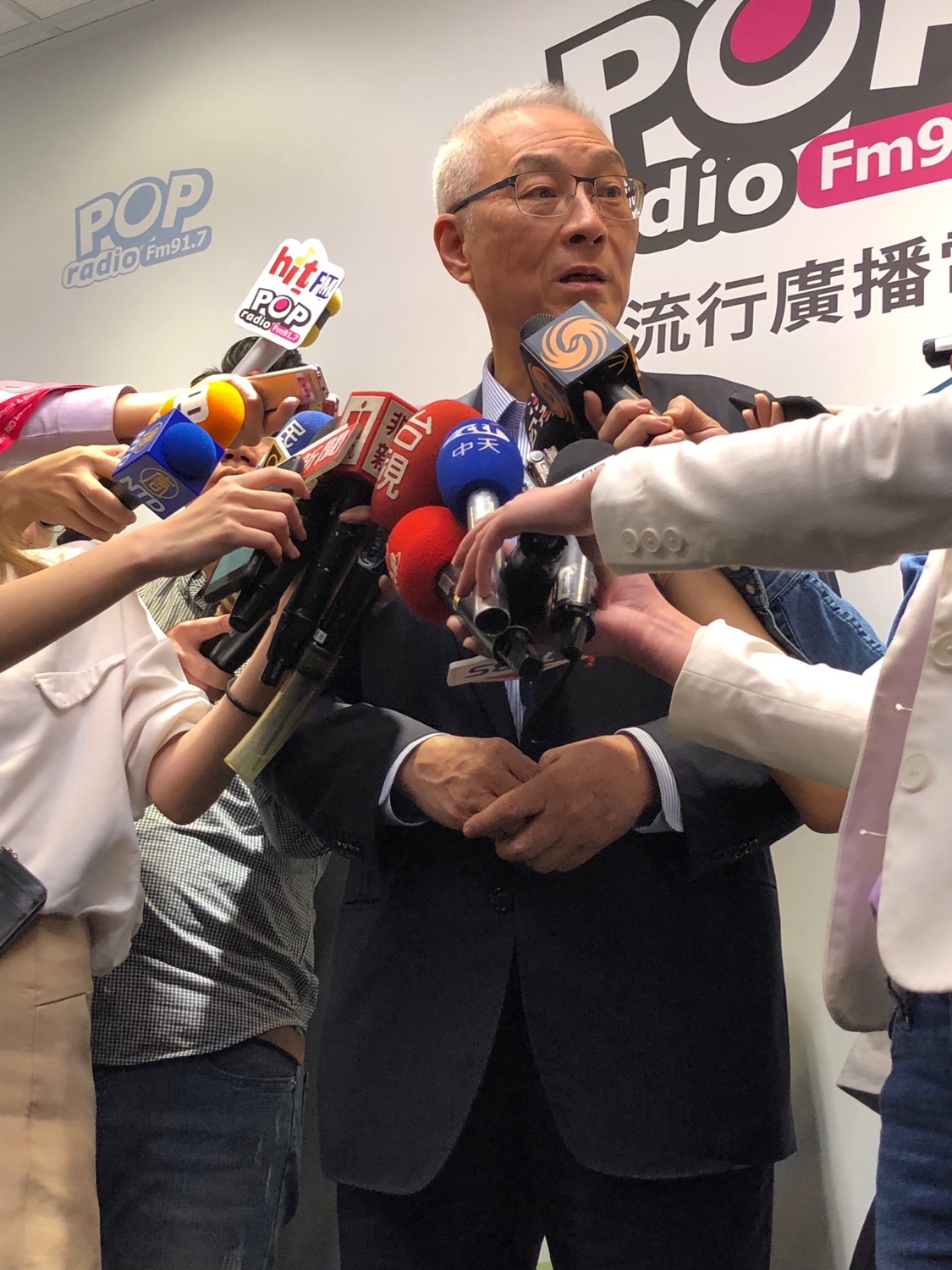 國民黨主席吳敦義中午接受「POP搶先爆」廣播專訪。 圖:趙婉淳/攝 國民黨主席吳敦義中午接受「POP搶先爆」廣播專訪。 圖:趙婉淳/攝