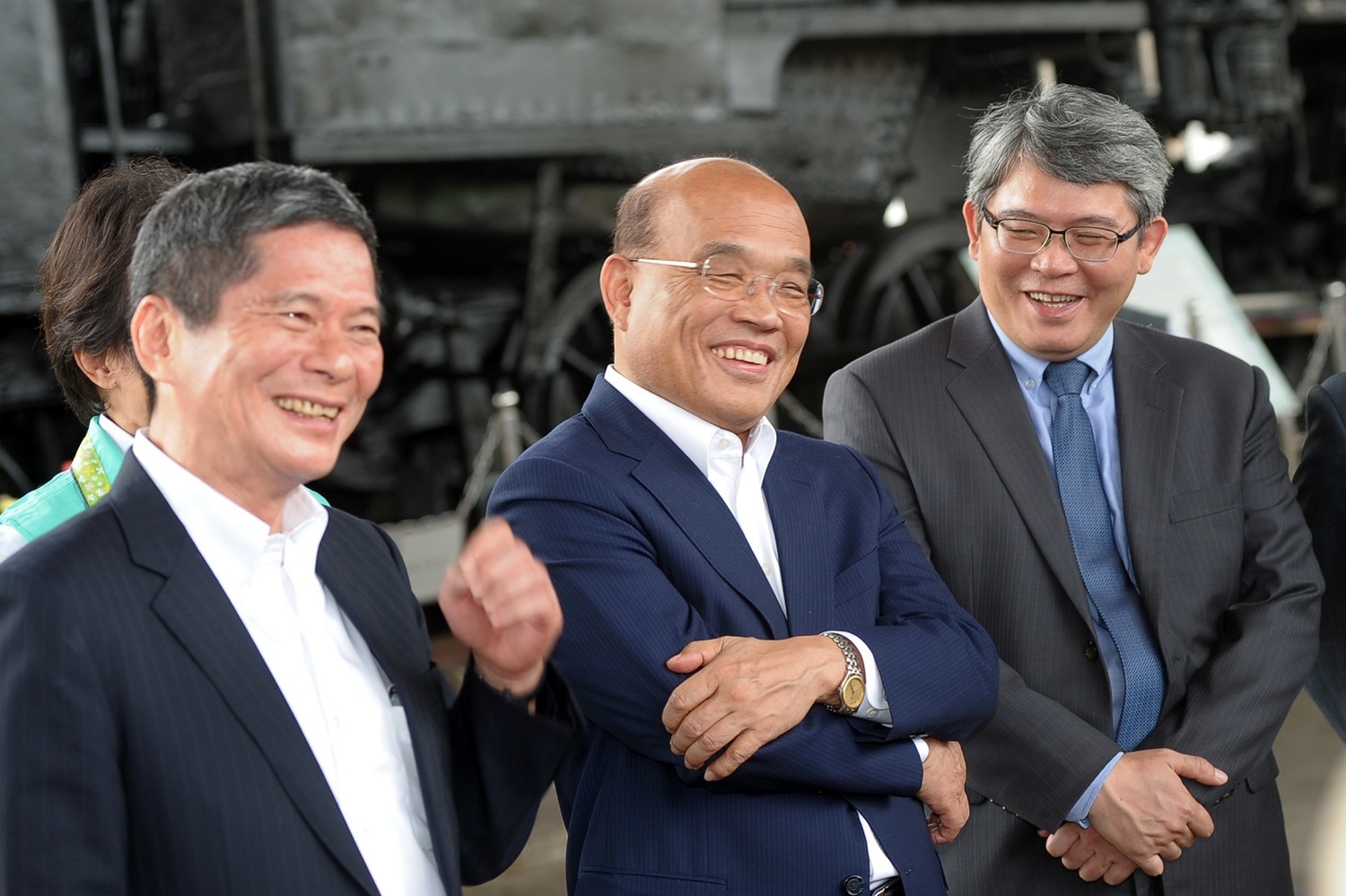行政院長蘇貞昌今(19)天到苗栗縣視察台鐵鐵道博物館,右為內政部次長花敬群,左為客委會主委李永得。 圖:行政院提供 行政院長蘇貞昌今(19)天到苗栗縣視察台鐵鐵道博物館,右為內政部次長花敬群,左為客委會主委李永得。 圖:行政院提供