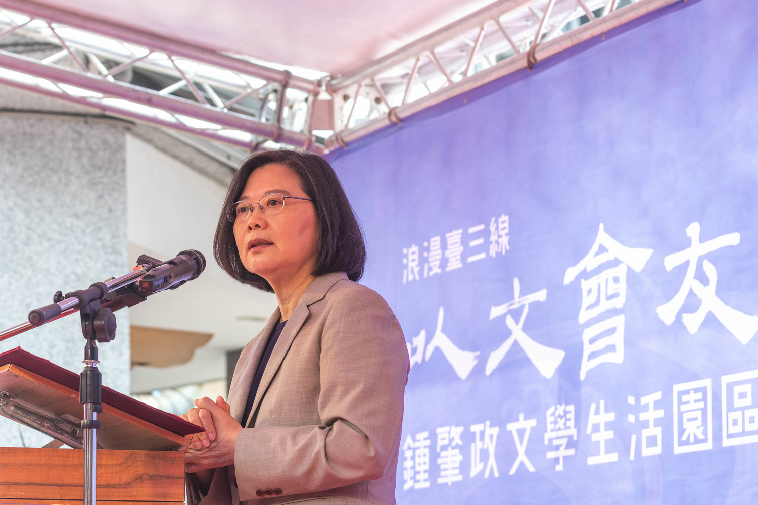 總統蔡英文參加「鍾肇政文學生活園區」揭牌典禮,台上致詞。 圖:客家委員會/提供 總統蔡英文參加「鍾肇政文學生活園區」揭牌典禮,台上致詞。 圖:客家委員會/提供