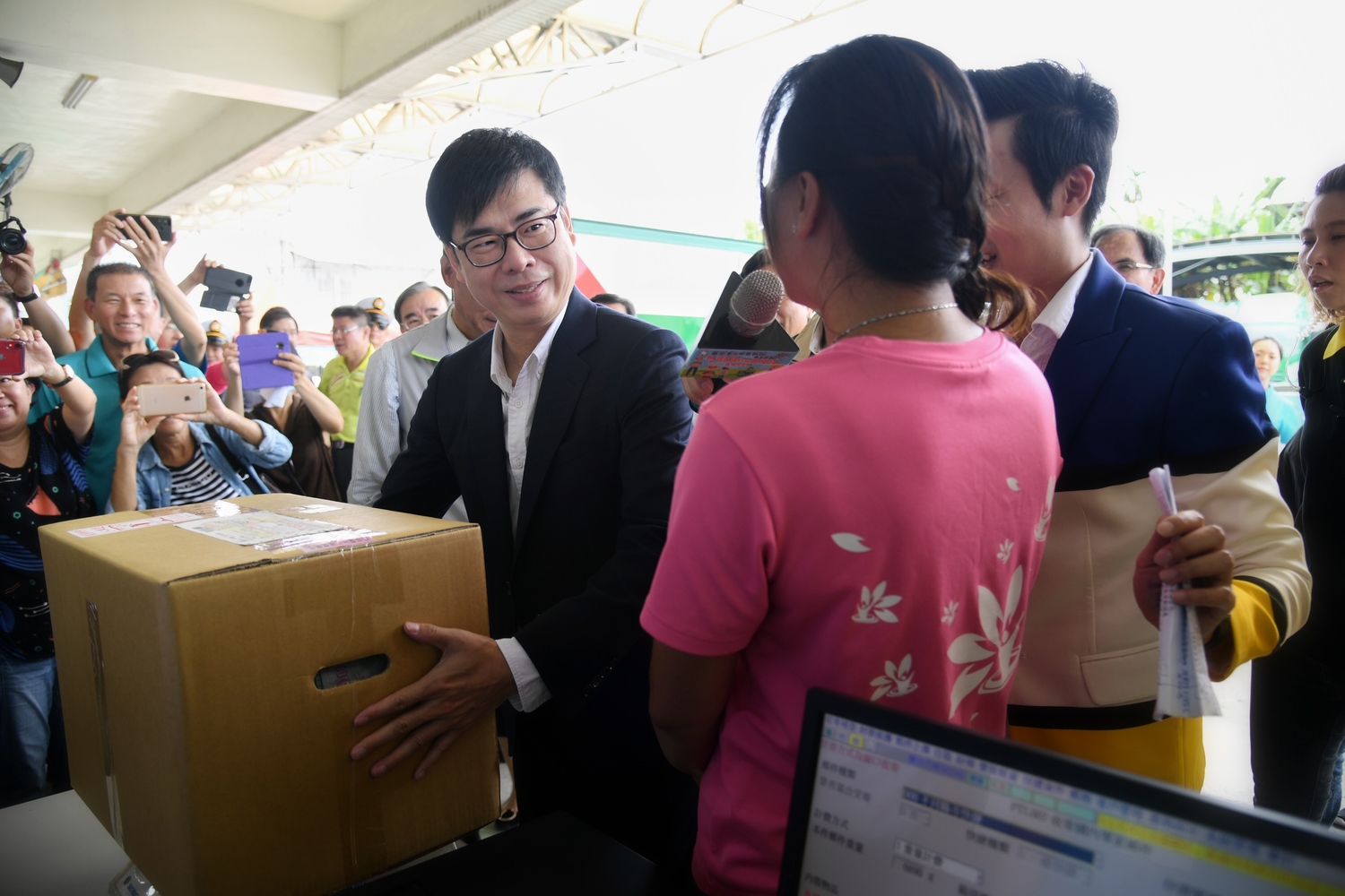 陳其邁幫忙搬運貨品。 圖:行政院提供 陳其邁幫忙搬運貨品。 圖:行政院提供