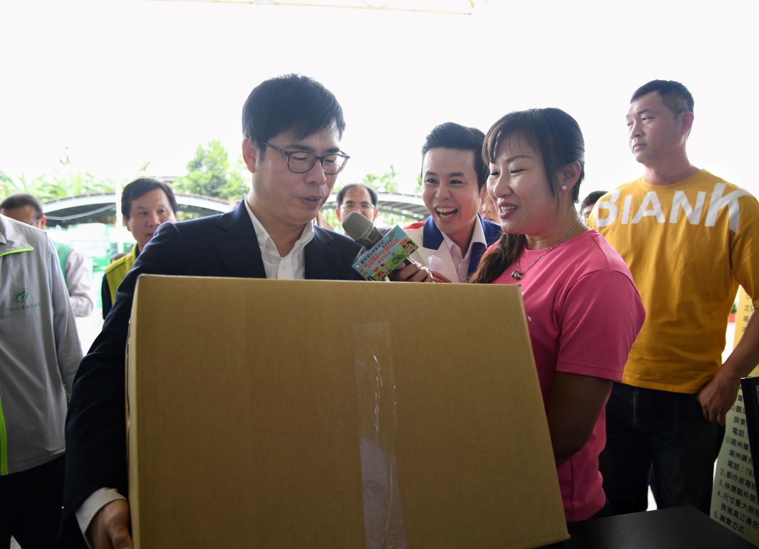 陳其邁表示很感謝因有中華郵政的協助而解決問題,讓民眾可直接收到來自產地的新鮮農特產。 圖:行政院提供 陳其邁表示很感謝因有中華郵政的協助而解決問題,讓民眾可直接收到來自產地的新鮮農特產。 圖:行政院提供