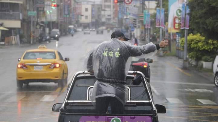 賴瑞隆初選民調前一天冒雨掃街拜票。 圖:翻攝賴瑞隆臉書 賴瑞隆初選民調前一天冒雨掃街拜票。 圖:翻攝賴瑞隆臉書