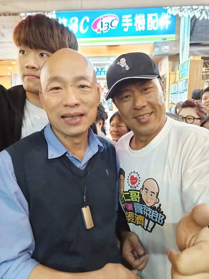超級韓粉「杏仁哥」(右)與高雄市長韓國瑜合影。 圖:翻攝杏仁哥臉書 超級韓粉「杏仁哥」(右)與高雄市長韓國瑜合影。 圖:翻攝杏仁哥臉書