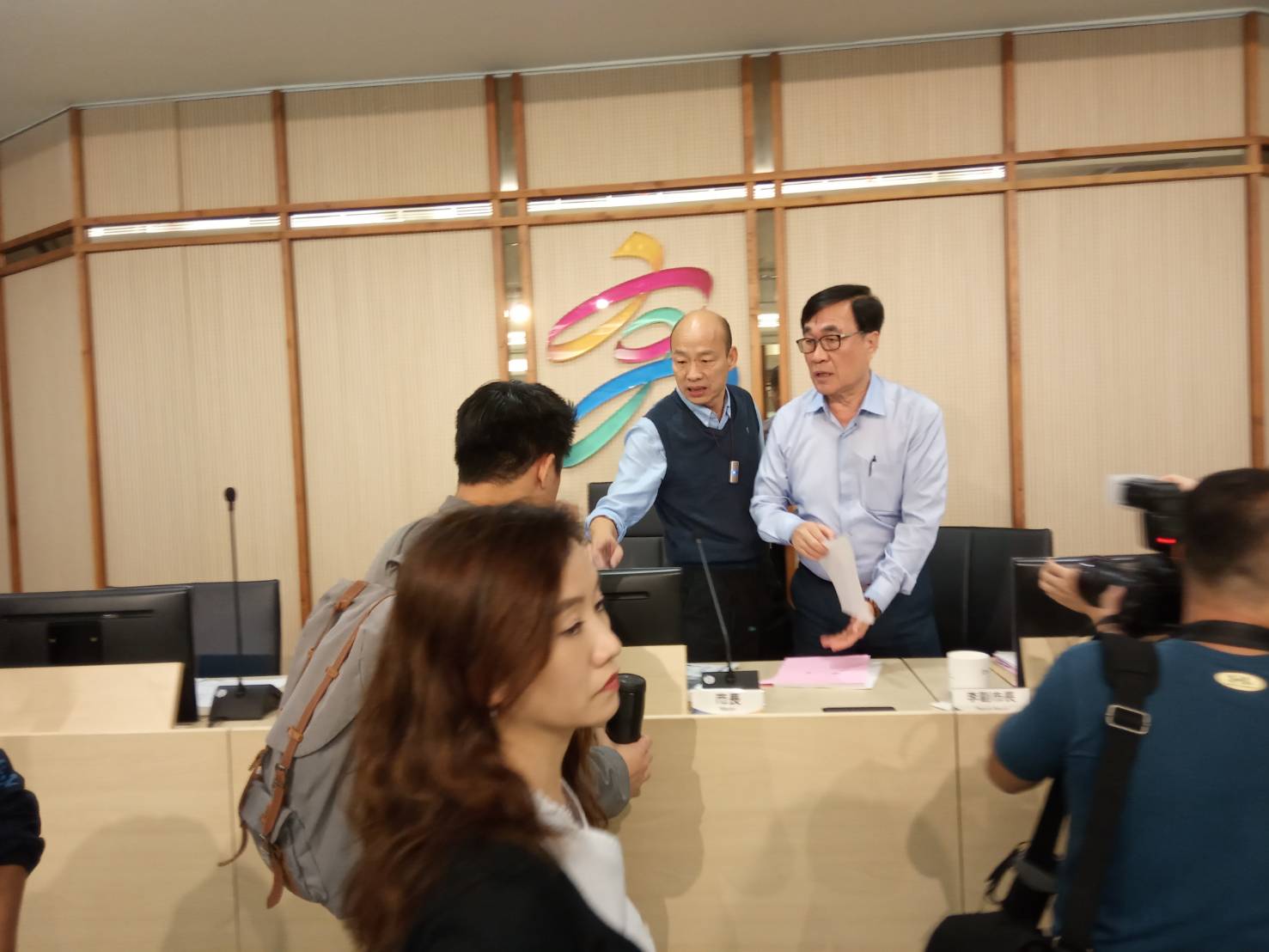 韓國瑜與李四川在市政會議結束後快閃。 圖:孫家銘/攝 韓國瑜與李四川在市政會議結束後快閃。 圖:孫家銘/攝