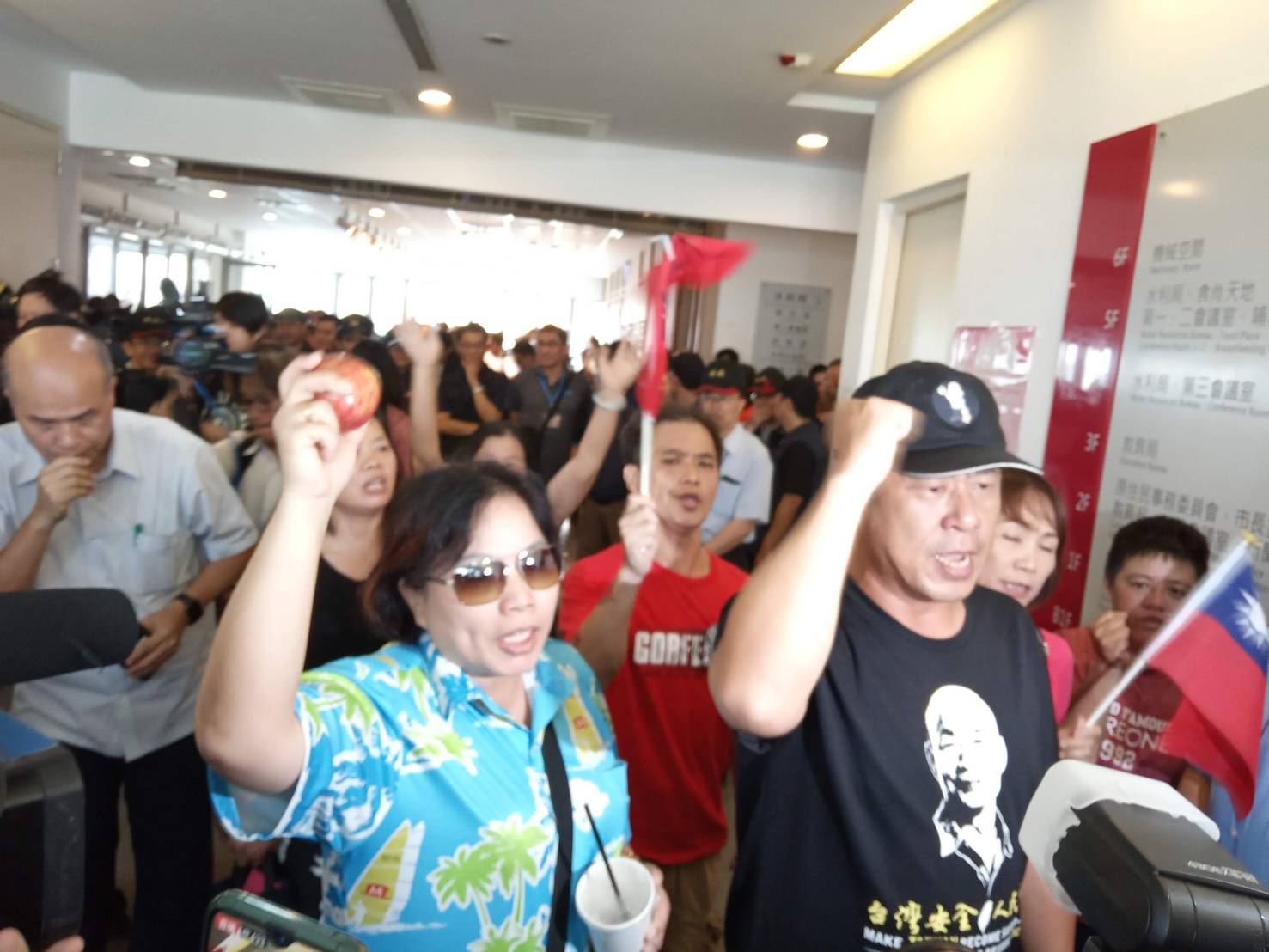 杏仁哥(右一)率韓粉到場力挺韓國瑜選總統。 圖:孫家銘/攝 杏仁哥(右一)率韓粉到場力挺韓國瑜選總統。 圖:孫家銘/攝