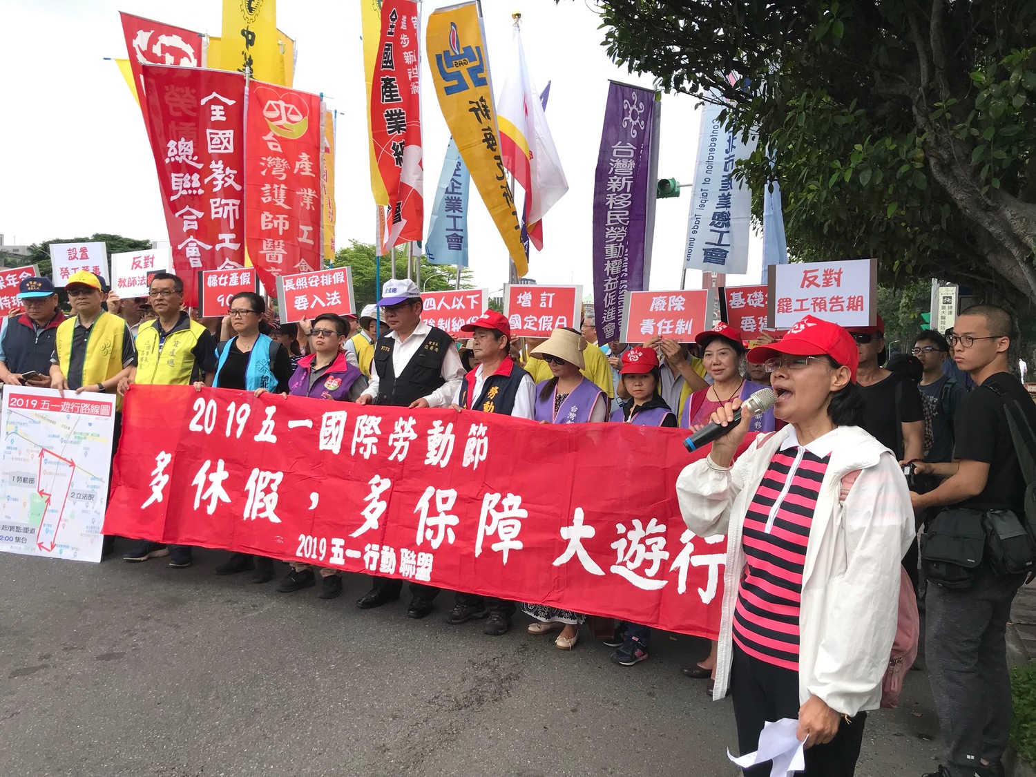 五一行動聯盟與全國教師公會總聯合會、婦女新知基金會等團體於今(23)日召開記者會,高呼「多休假,多保障」,要求增定國定假日,且產假比照國際標準從現行的8週延長至12週,並推動長照安排假入法,緩解勞工因照顧假離職等問題。 圖/記者許維寧攝 五一行動聯盟與全國教師公會總聯合會、婦女新知基金會等團體於今(23)日召開記者會,高呼「多休假,多保障」,要求增定國定假日,且產假比照國際標準從現行的8週延長至12週,並推動長照安排假入法,緩解勞工因照顧假離職等問題。 圖/記者許維寧攝