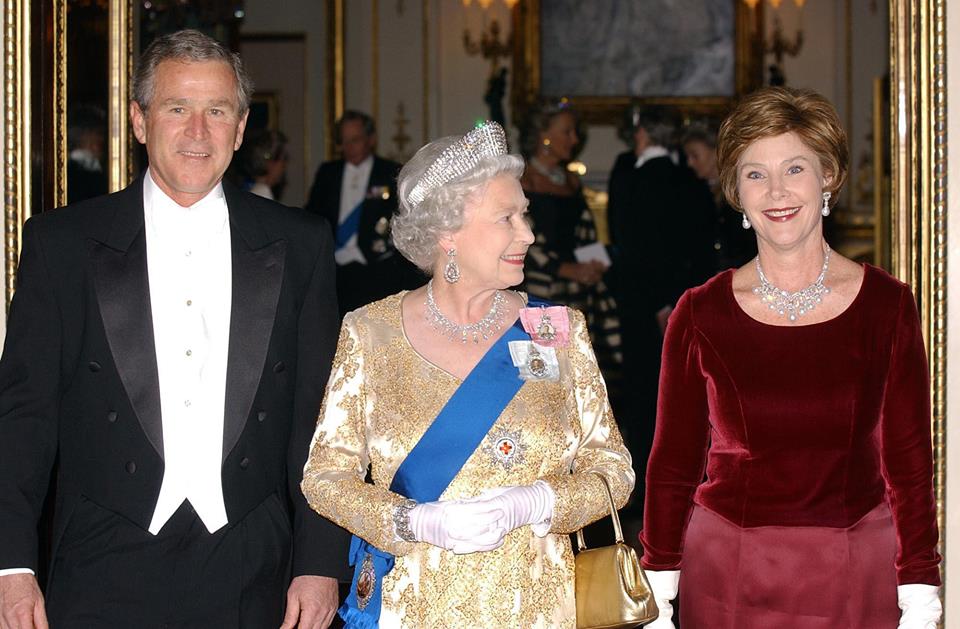 美國前總統小布希夫婦2003年11月訪問英國。 圖:翻攝The Royal Family臉書 美國前總統小布希夫婦2003年11月訪問英國。 圖:翻攝The Royal Family臉書