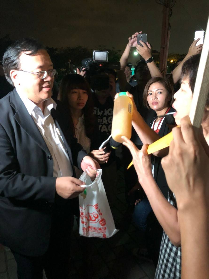 在地居民洪秀菊(右)將冰糖銀耳露交給環保局長袁中新。 圖:南部反空污大聯盟/提供 在地居民洪秀菊(右)將冰糖銀耳露交給環保局長袁中新。 圖:南部反空污大聯盟/提供