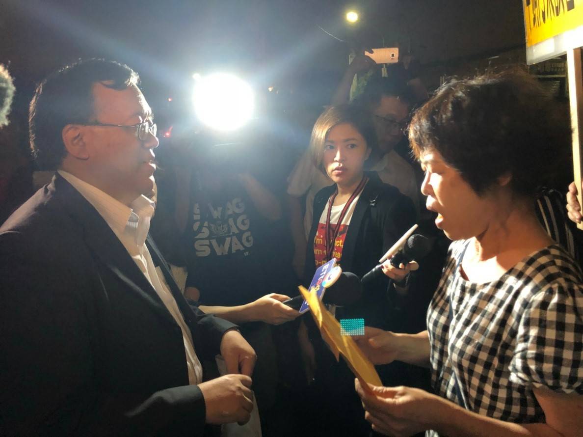 洪秀菊(右)將陳情書交給環保局長袁中新。 圖:南部反空污大聯盟/提供 洪秀菊(右)將陳情書交給環保局長袁中新。 圖:南部反空污大聯盟/提供