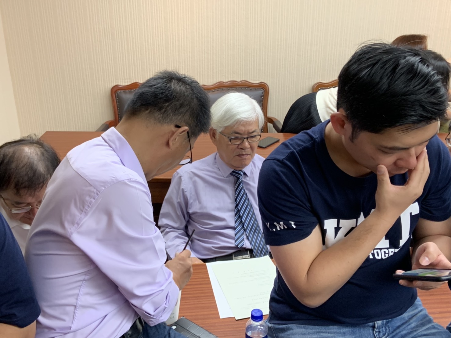 藍綠立委圍繞李進勇。 圖:趙婉淳/攝 藍綠立委圍繞李進勇。 圖:趙婉淳/攝