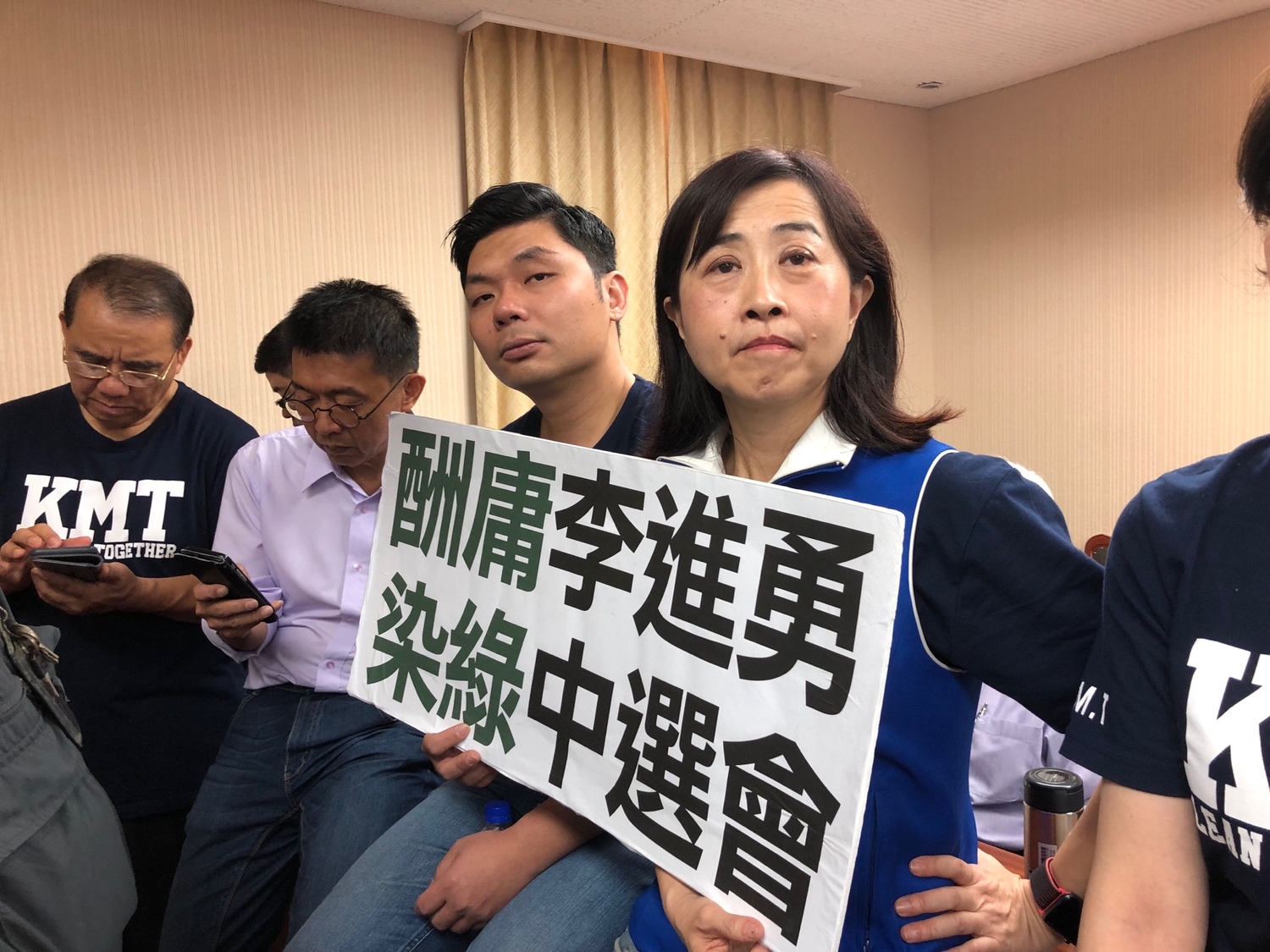 藍綠立委圍繞李進勇。 圖:趙婉淳/攝 藍綠立委圍繞李進勇。 圖:趙婉淳/攝