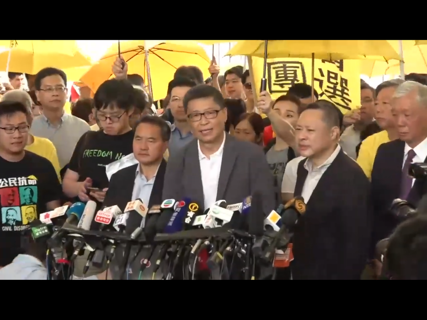 今日法庭雖然於早上10時才開庭,但大批支持者早在清晨5時許已在庭外等候入庭的籌,「佔中九子」亦於早上9時許到庭,在庭外與支持者見面,他們均表示有心理準備入獄,會欣然面對結果,呼籲支持者不要放棄。 圖:翻攝自Youtube 今日法庭雖然於早上10時才開庭,但大批支持者早在清晨5時許已在庭外等候入庭的籌,「佔中九子」亦於早上9時許到庭,在庭外與支持者見面,他們均表示有心理準備入獄,會欣然面對結果,呼籲支持者不要放棄。 圖:翻攝自Youtube