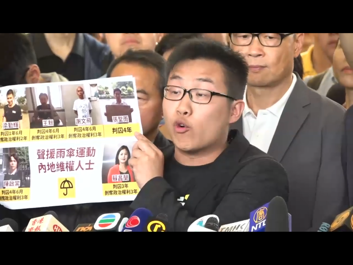 香港佔中案今(24)日上午判決出爐!「佔中三子」各判入獄16月,但朱耀明准緩刑兩年,其餘被告,只有張秀賢被判社會服務令200小時,其餘全部入獄8月,但鍾耀華及李永達准緩刑,眾被告在庭內相擁。上述「被告」在進庭前,呼籲支持者不要放棄。 圖:翻攝自Youtube 香港佔中案今(24)日上午判決出爐!「佔中三子」各判入獄16月,但朱耀明准緩刑兩年,其餘被告,只有張秀賢被判社會服務令200小時,其餘全部入獄8月,但鍾耀華及李永達准緩刑,眾被告在庭內相擁。上述「被告」在進庭前,呼籲支持者不要放棄。 圖:翻攝自Youtube