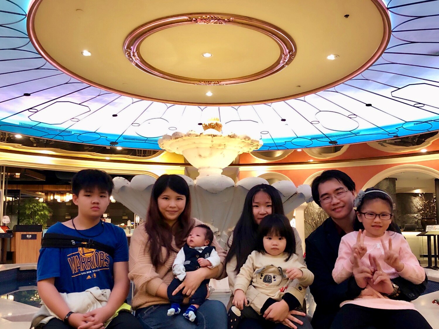 陳思行 (左二)15 年前為愛從香港遠嫁來台,教養5名子女有成且熱心公益。 圖:板橋區公所提供 陳思行 (左二)15 年前為愛從香港遠嫁來台,教養5名子女有成且熱心公益。 圖:板橋區公所提供