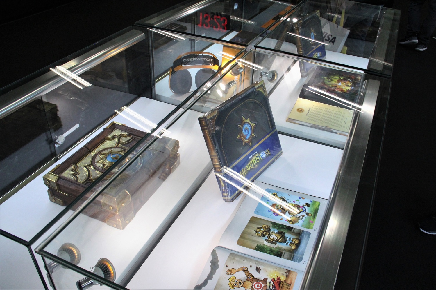 周邊商店有著暴雪遊戲的藝術展覽品供玩家欣賞。