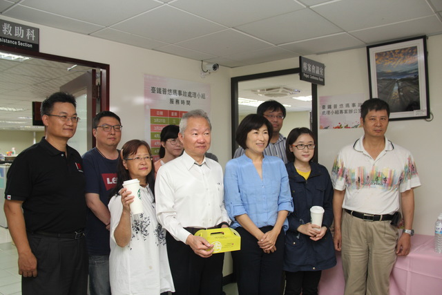 設於台東縣政府社會處的「普悠瑪事故」理賠服務窗口,今天最後一天,台東縣長饒慶鈴到場慰勉辛苦的公作人員。 圖:台東縣政府/提供 設於台東縣政府社會處的「普悠瑪事故」理賠服務窗口,今天最後一天,台東縣長饒慶鈴到場慰勉辛苦的公作人員。 圖:台東縣政府/提供