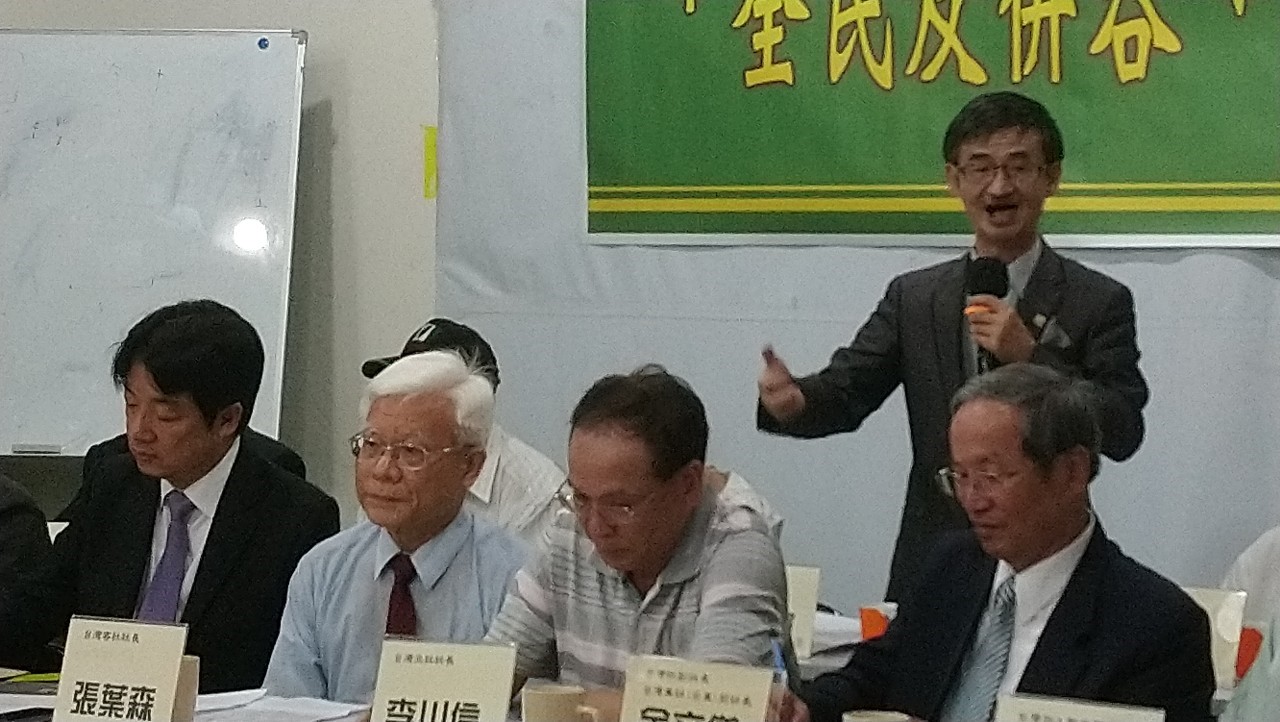 曾指控台北市長柯文哲涉器官仲介的作家吳祥輝指出,他反對中國併吞台灣,反對蔡英文併吞賴清德。 圖:北社提供 曾指控台北市長柯文哲涉器官仲介的作家吳祥輝指出,他反對中國併吞台灣,反對蔡英文併吞賴清德。 圖:北社提供