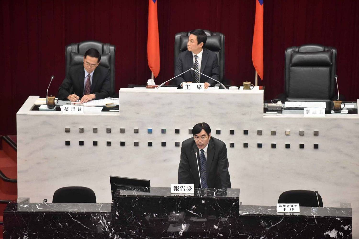 高銀總經理王進安在議會針對慶富放款案進行相關報告。 圖:高雄市政府/提供 高銀總經理王進安在議會針對慶富放款案進行相關報告。 圖:高雄市政府/提供