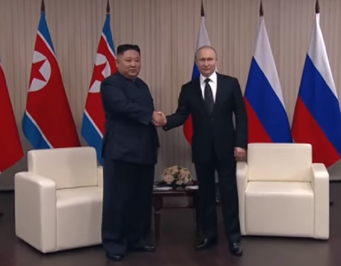 金正恩和普亭進行會談。 圖:翻攝Youtube 金正恩和普亭進行會談。 圖:翻攝Youtube