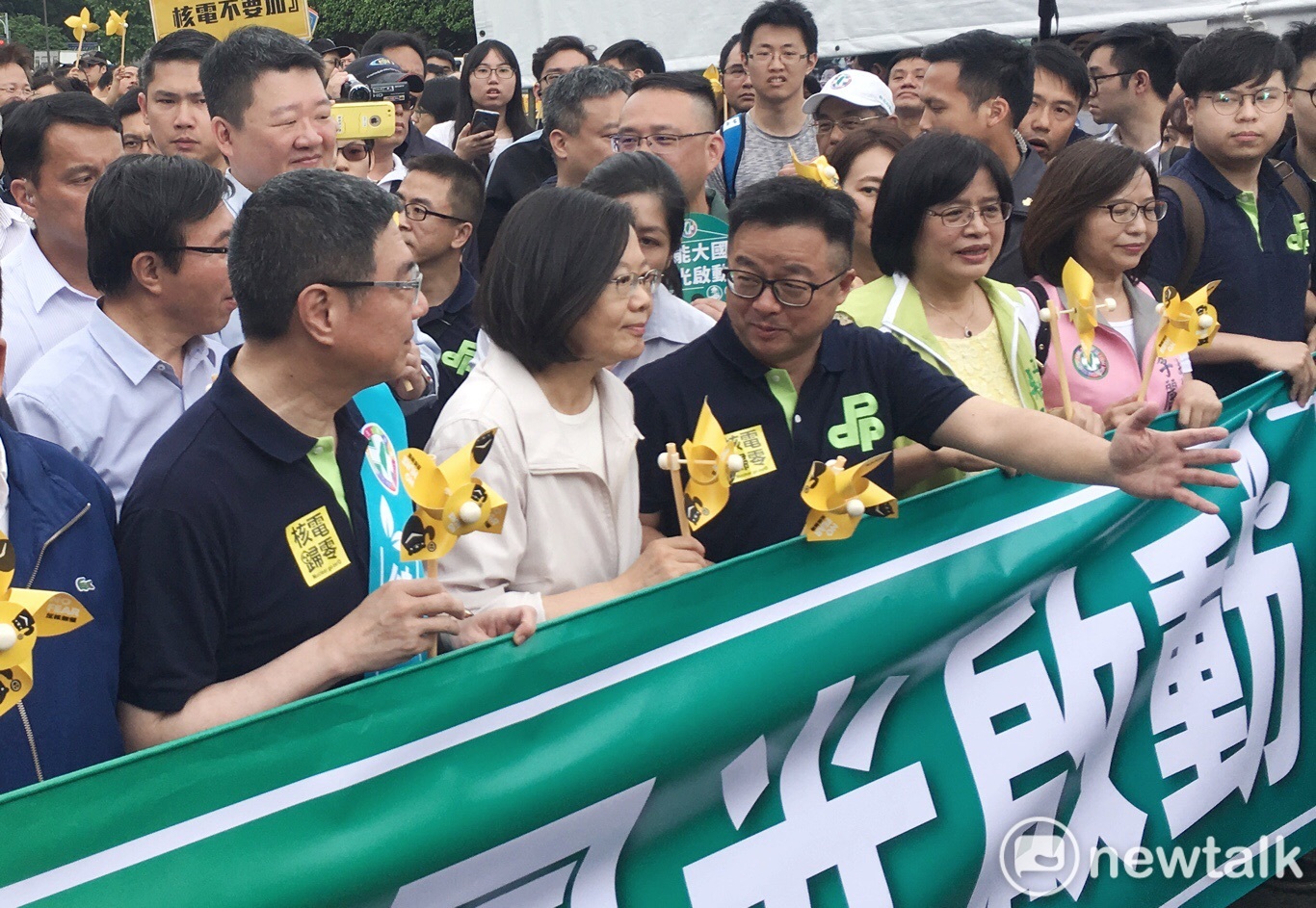 蔡英文與卓榮泰(左)、羅文嘉(右)。 圖:張良一/攝( 資料照) 蔡英文與卓榮泰(左)、羅文嘉(右)。 圖:張良一/攝( 資料照)