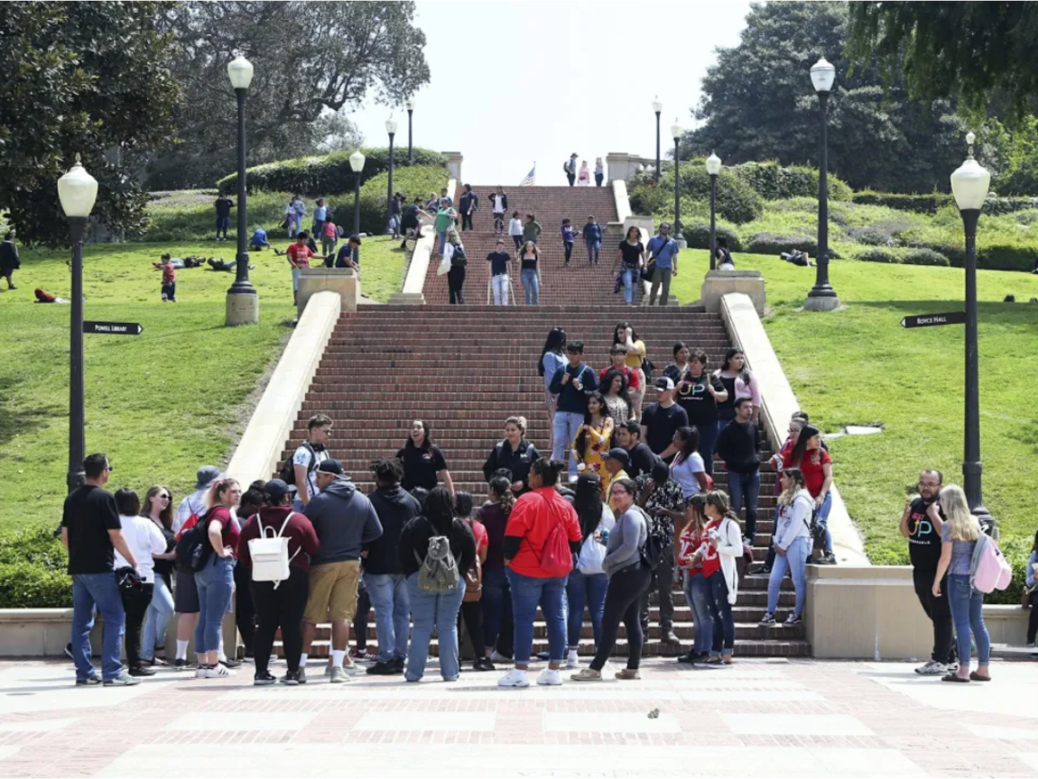 美國加州大學洛杉磯分校(UCLA)與加州州立大學洛杉磯分校(CSULA)展開的隔離措施顯示,衛生部門官員對於全美麻疹疫情極為重視。這兩間大學共有6萬5000名學生。 圖:翻攝自Youtube 美國加州大學洛杉磯分校(UCLA)與加州州立大學洛杉磯分校(CSULA)展開的隔離措施顯示,衛生部門官員對於全美麻疹疫情極為重視。這兩間大學共有6萬5000名學生。 圖:翻攝自Youtube