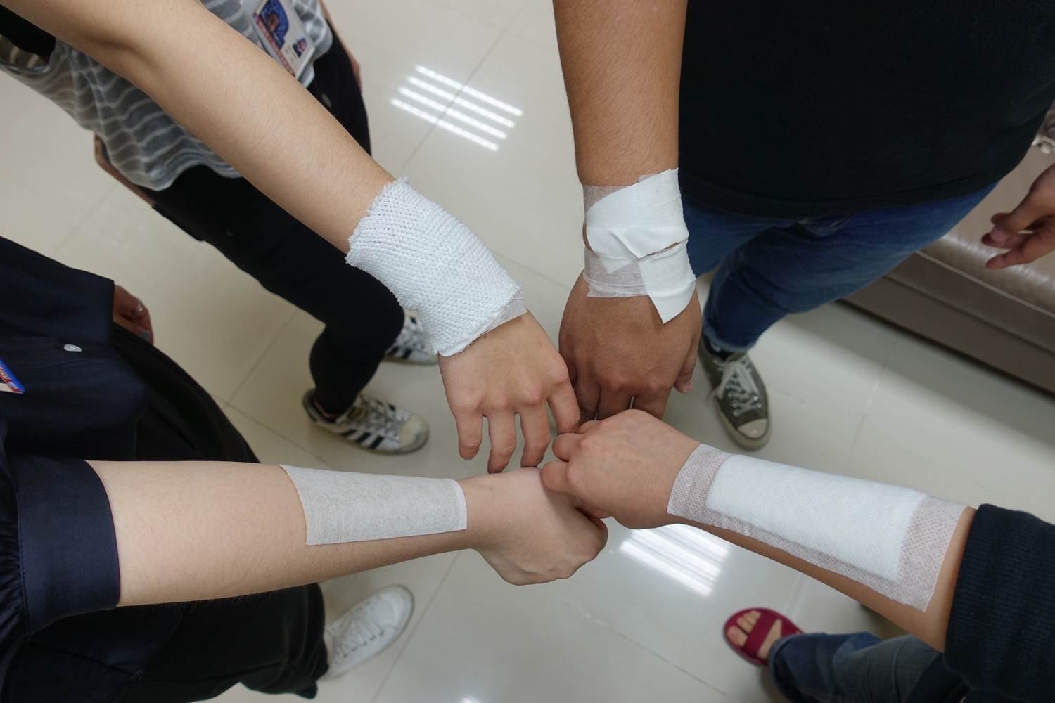 僅15位的稅務類驗證人力中,因近年稅務驗證量持續增加,已經有幾位出現手腕肩膀發炎等「職業災害」。 圖:海基會提供 僅15位的稅務類驗證人力中,因近年稅務驗證量持續增加,已經有幾位出現手腕肩膀發炎等「職業災害」。 圖:海基會提供