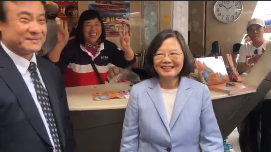 總統蔡英文今(28)日偕同立法院長蘇嘉全赴南投縣關心基層與地方產業。 圖:擷自總統府影片 總統蔡英文今(28)日偕同立法院長蘇嘉全赴南投縣關心基層與地方產業。 圖:擷自總統府影片