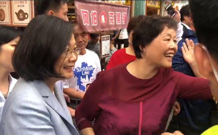 來自黑龍江的遊客要求與蔡英文合影。 圖:擷自總統府影片 來自黑龍江的遊客要求與蔡英文合影。 圖:擷自總統府影片
