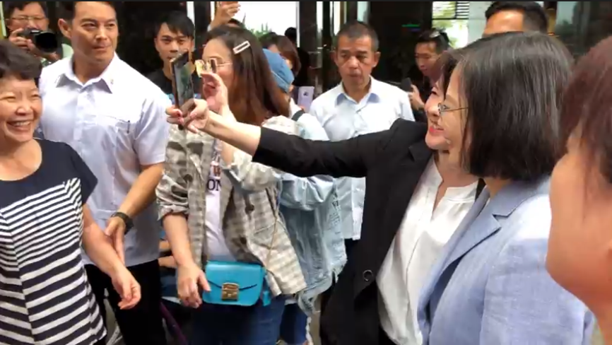 更有熱情的粉絲高喊「我的這票是妳的」、「我們家的票都是妳的」,讓蔡英文聽了看似相當開心。 圖:擷自總統府影片 更有熱情的粉絲高喊「我的這票是妳的」、「我們家的票都是妳的」,讓蔡英文聽了看似相當開心。 圖:擷自總統府影片