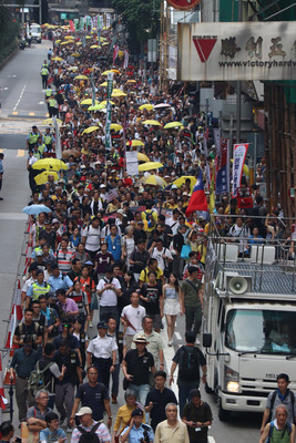 香港泛民28日再度發起遊行,反對政府修改逃犯條例, 有數萬市民上街參加。 圖:中央社 香港泛民28日再度發起遊行,反對政府修改逃犯條例, 有數萬市民上街參加。 圖:中央社