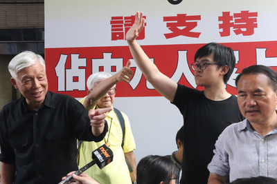 香港民陣28日發起遊行,反對政府修改逃犯條例,「占 中」發起人牧師朱耀明(左)也有參加;他早前被法院 判刑16個月,但獲緩刑。 圖:中央社 香港民陣28日發起遊行,反對政府修改逃犯條例,「占 中」發起人牧師朱耀明(左)也有參加;他早前被法院 判刑16個月,但獲緩刑。 圖:中央社