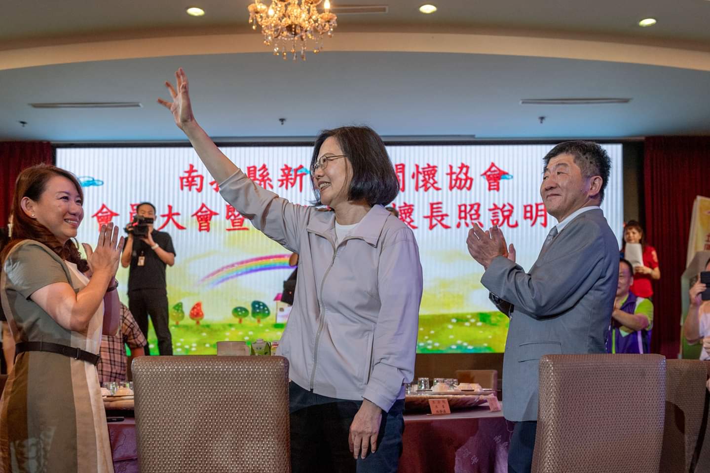 蔡總統說,她也要邀請在場的新住民姊妹,投入長照的行列,受訓後成為長照服務員。蔡總統指出,大家也許來自不同的地方,但都在台灣生活,這是一種緣分,政府也會持續以最大的能量把長照做好,讓大家能夠把長輩和工作顧好。 圖:翻攝自蔡英文臉書 蔡總統說,她也要邀請在場的新住民姊妹,投入長照的行列,受訓後成為長照服務員。蔡總統指出,大家也許來自不同的地方,但都在台灣生活,這是一種緣分,政府也會持續以最大的能量把長照做好,讓大家能夠把長輩和工作顧好。 圖:翻攝自蔡英文臉書