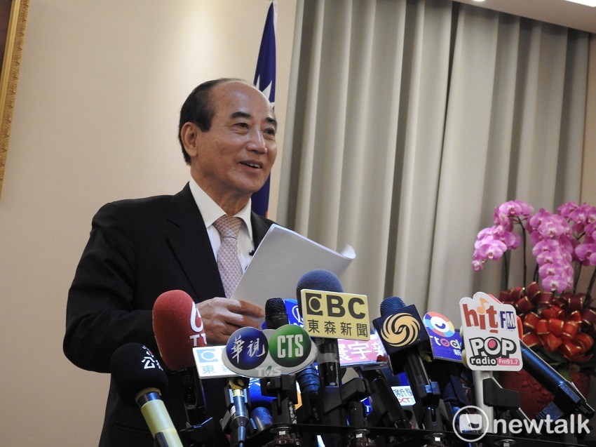 歷經一個小時面談後,王在多家媒體面前發表重大宣示,此次也和平常不同,僅開放5個問題給媒體提問,甚為嚴謹。 圖:趙婉淳/攝 歷經一個小時面談後,王在多家媒體面前發表重大宣示,此次也和平常不同,僅開放5個問題給媒體提問,甚為嚴謹。 圖:趙婉淳/攝