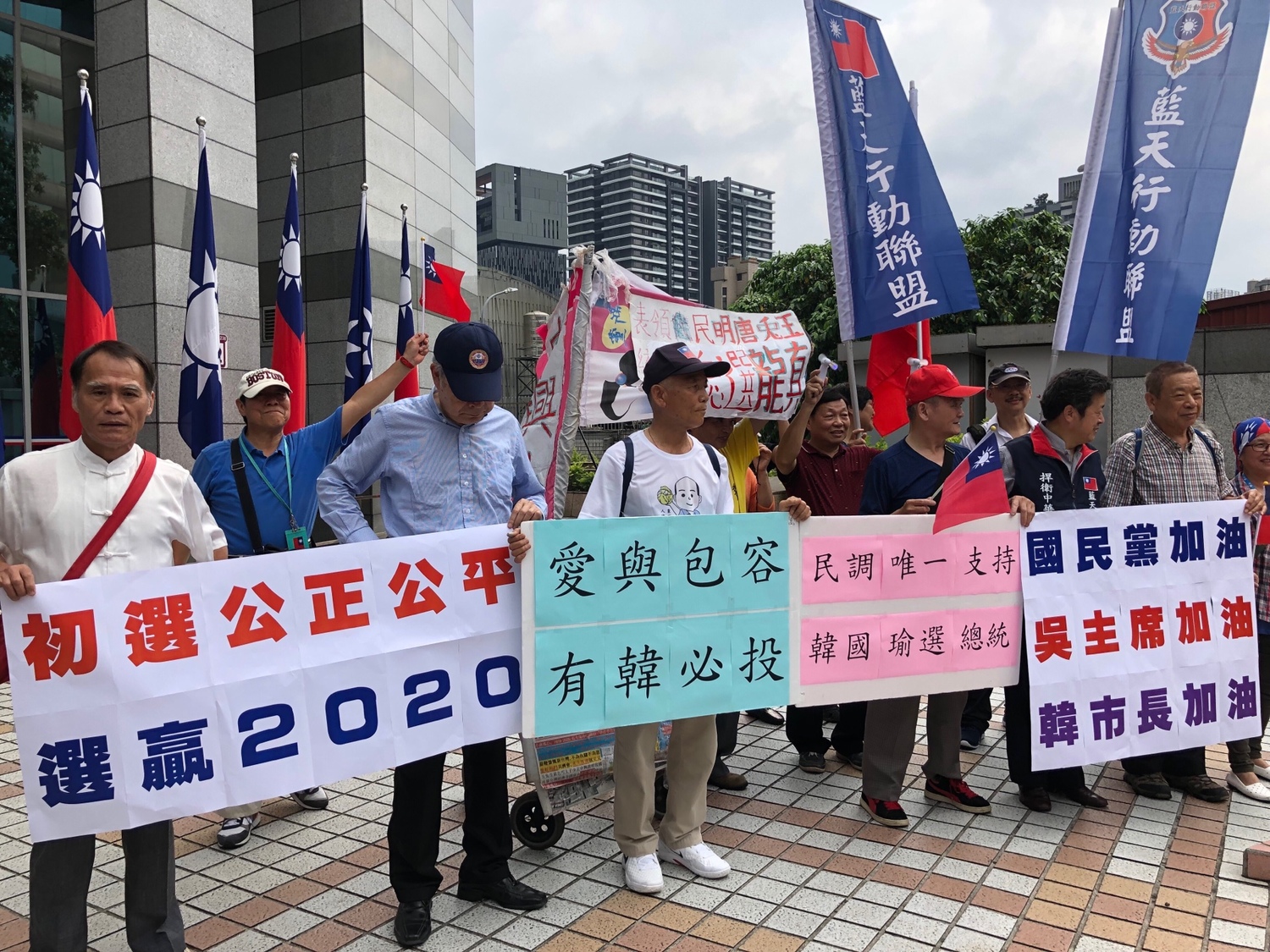 藍天行動聯盟與拔蔡總部等人提前聚集於黨中央大門前力挺韓國瑜,在場高呼「台灣安全,人民有錢」、「初選公正公開」、「愛與包容,有韓必投」。 圖:趙婉淳/攝 藍天行動聯盟與拔蔡總部等人提前聚集於黨中央大門前力挺韓國瑜,在場高呼「台灣安全,人民有錢」、「初選公正公開」、「愛與包容,有韓必投」。 圖:趙婉淳/攝