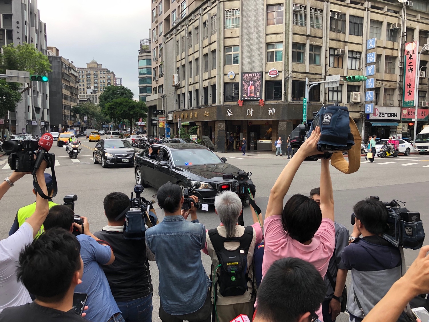 吳敦義則在2點半抵達黨中央,並拉下車窗揮手致意。 圖:趙婉淳/攝 吳敦義則在2點半抵達黨中央,並拉下車窗揮手致意。 圖:趙婉淳/攝