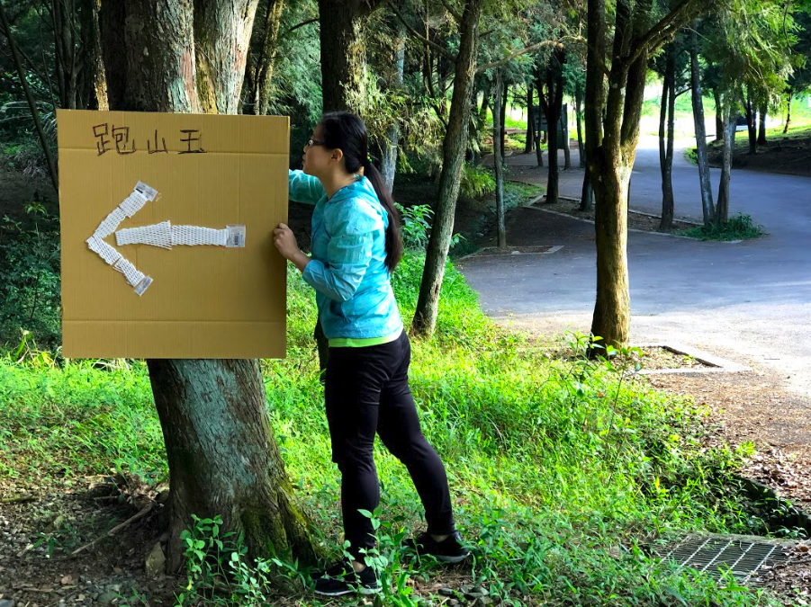 路跑活動現場指標也以廢棄物製成。 圖:onelife提供 路跑活動現場指標也以廢棄物製成。 圖:onelife提供