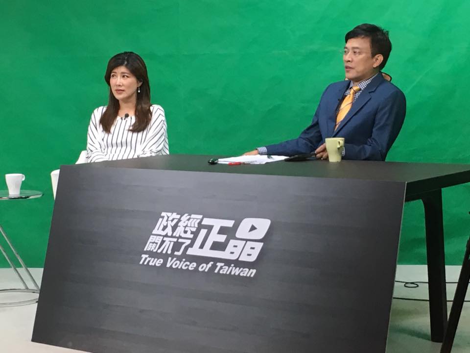 遭民視下架的「政經看民視」主持人彭文正、李晶玉夫婦,今日在臉書貼出新節目佈景,宣布網路節目「政經關不了」明晚將重新與大家見面。 圖:彭文正臉書 遭民視下架的「政經看民視」主持人彭文正、李晶玉夫婦,今日在臉書貼出新節目佈景,宣布網路節目「政經關不了」明晚將重新與大家見面。 圖:彭文正臉書