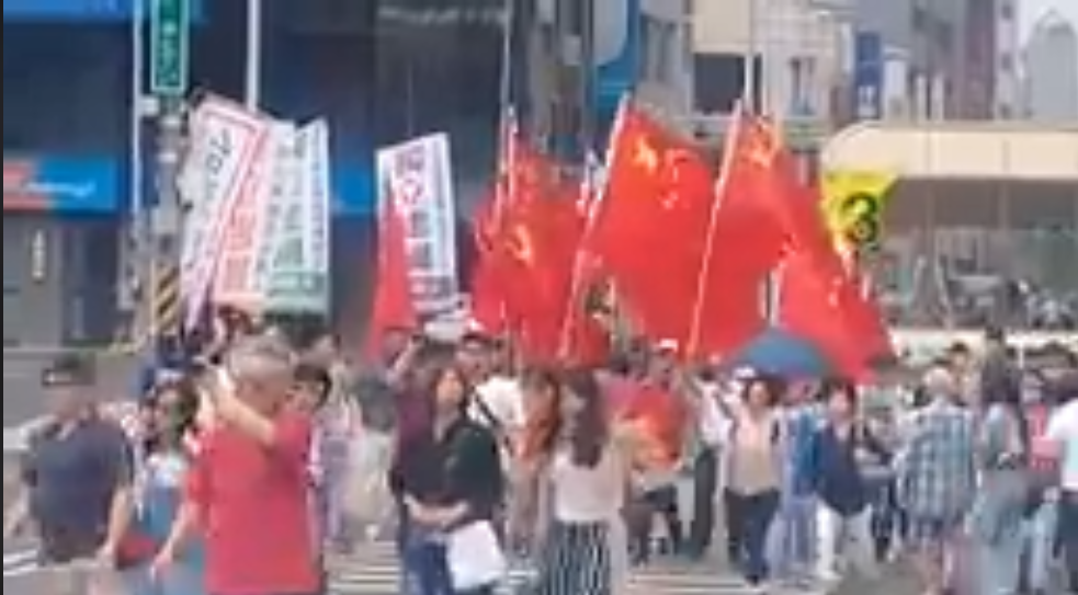 五星旗和台獨旗在西門町的街頭上相互交錯。 圖:翻攝自台獨旗隊臉書影片 五星旗和台獨旗在西門町的街頭上相互交錯。 圖:翻攝自台獨旗隊臉書影片