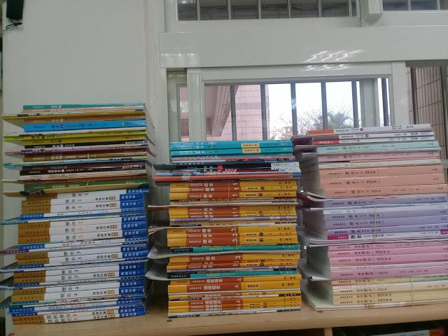 106學年度各家教科書廠商提供的教科書及配套中,以上皆是用不上的,最後都進了回收桶。 圖:張文隆/攝 106學年度各家教科書廠商提供的教科書及配套中,以上皆是用不上的,最後都進了回收桶。 圖:張文隆/攝