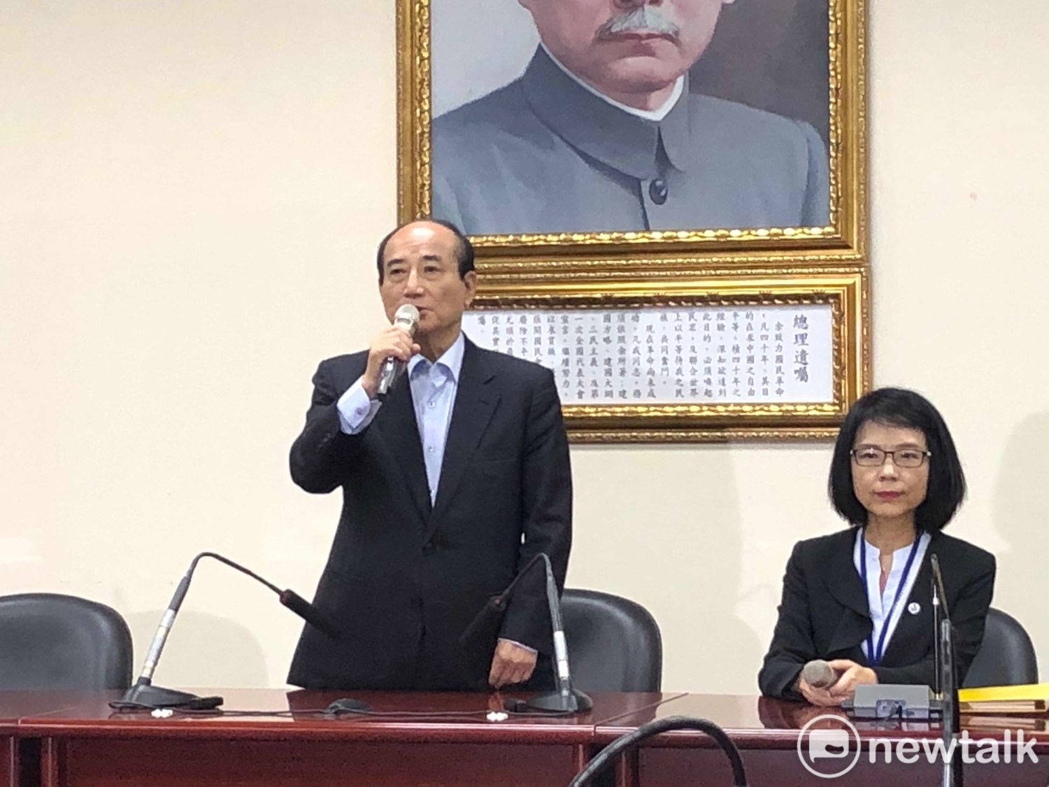 會後由王金平在文傳會主委程美華陪同下召開記者會。 圖:趙婉淳/攝 會後由王金平在文傳會主委程美華陪同下召開記者會。 圖:趙婉淳/攝