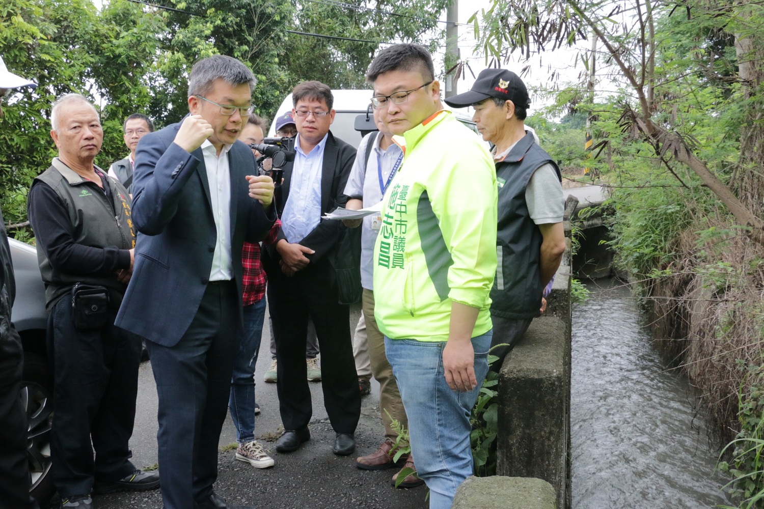 蔡其昌、施志昌會同相關單位了解大甲區長安路一帶淹水問題。 蔡其昌辦公室/提供 蔡其昌、施志昌會同相關單位了解大甲區長安路一帶淹水問題。 蔡其昌辦公室/提供